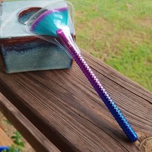 Moda Fan Makeup Brush, Unicorn Colors